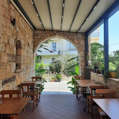 Adil Oda ve Kahvaltı Çeşme
