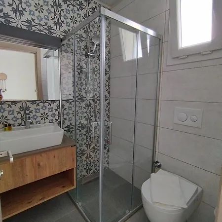 Oda ve Kahvaltı Adil