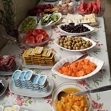 Adil Oda ve Kahvaltı Çeşme